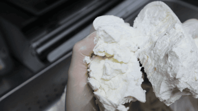 손으로 찢는 신선한 그릭 요거트