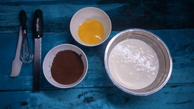 파란 테이블 위의 베이킹 재료