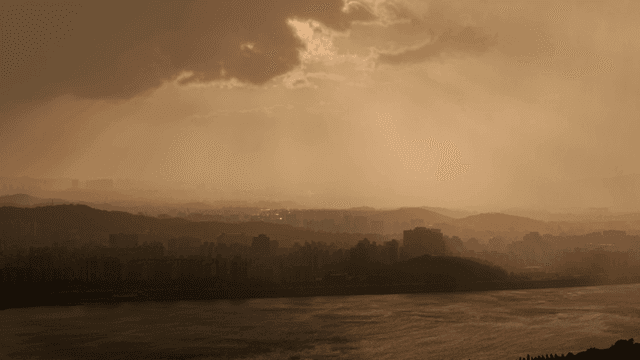 극적인 일몰 아래 도시 스카이라인