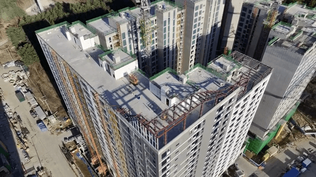 건설 중인 고층 건물