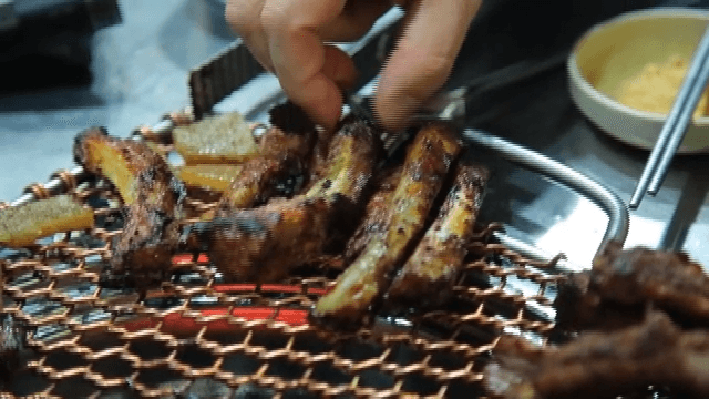 바비큐 그릴 위의 갈비