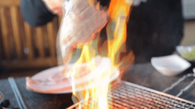 바비큐 그릴에서 삼겹살 굽기