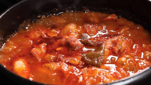 뚝배기에서 끓고 있는 매운 찜닭