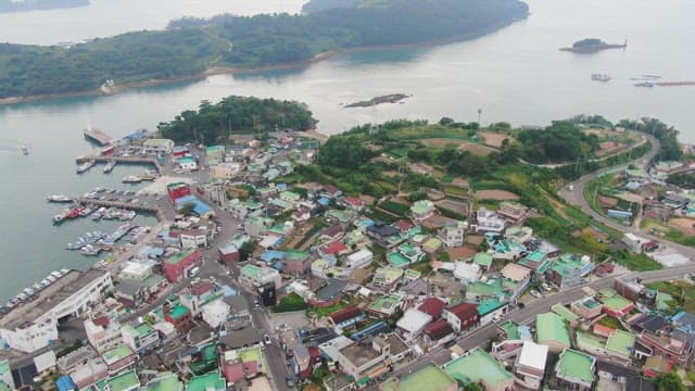 섬이 둘러싼 해안 마을