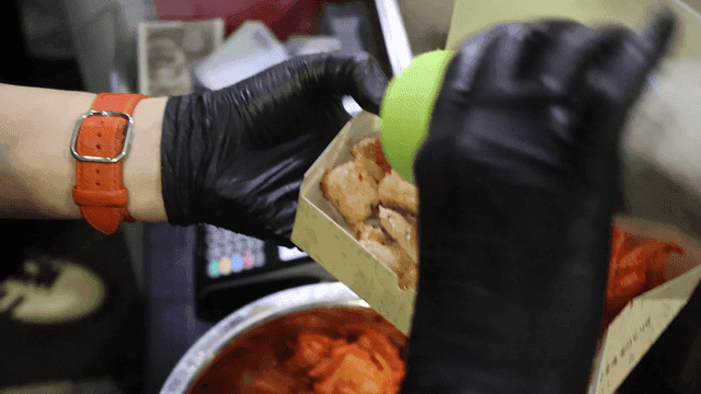 포장되고 있는 삼겹살 도시락