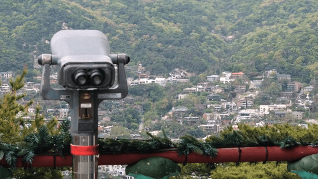 산악 마을을 바라보는 망원경