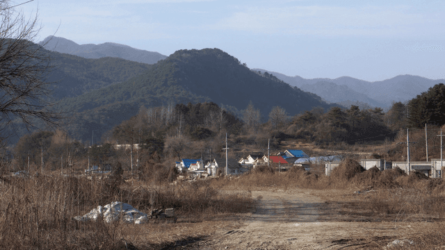 겨울 시골 마을 배경이되는 푸른 산