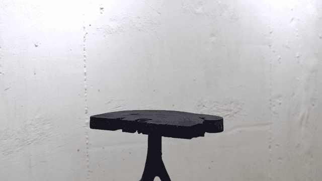 흰 벽 앞에 있는 나무 의자