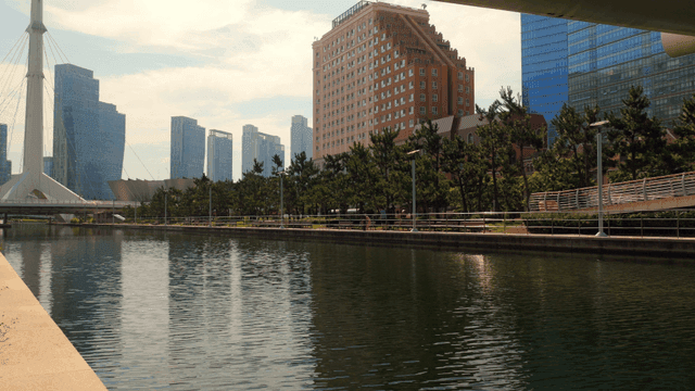 고요한 강이 있는 현대 도시 풍경