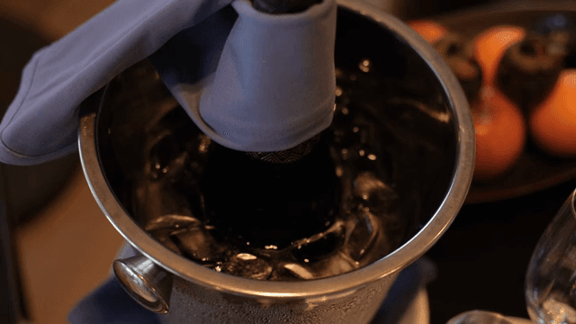 얼음 양동이에 담긴 와인 병