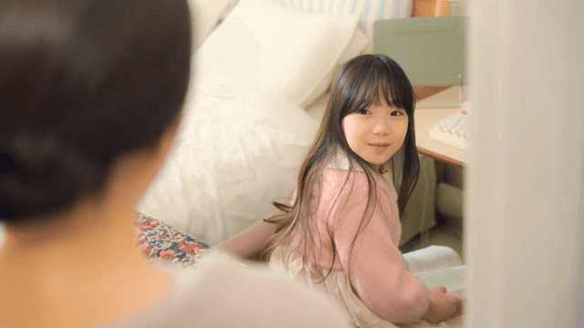 아늑한 방에서 책을 읽는 아이