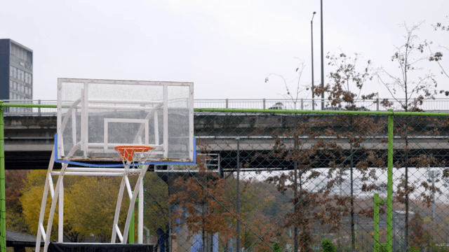 야외 코트의 농구 골대