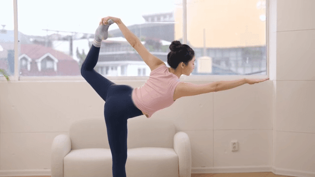 실내에서 요가를 하는 여성