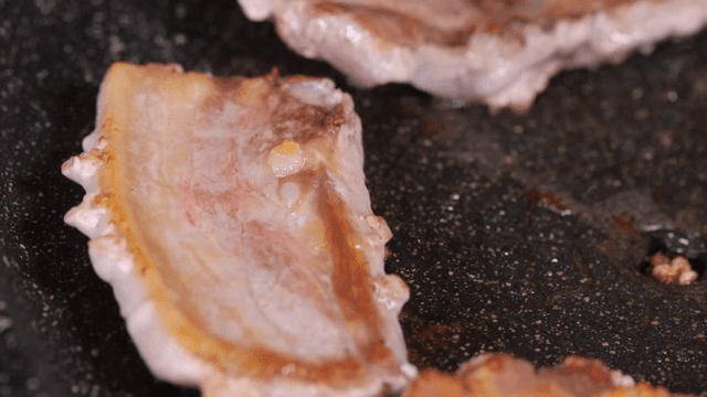 팬 위에서 삼겹살 굽기