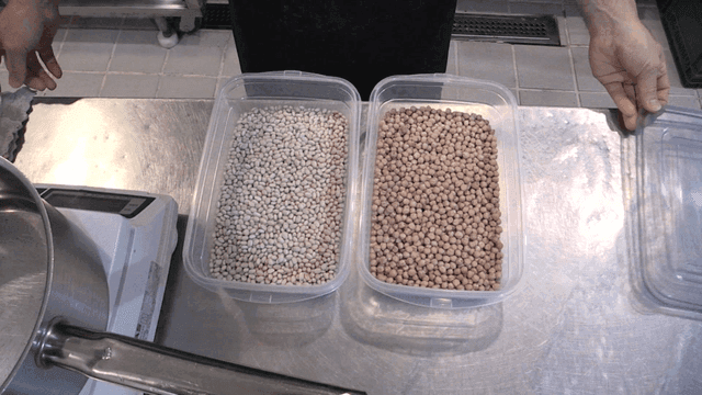 주방 조리대 위 플라스틱 콩 통