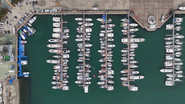 정박된 요트가 있는 마리나의 전경