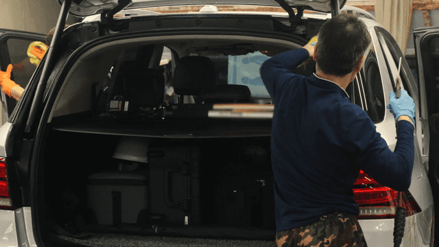 차고에서 차량 청소 세차