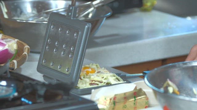 와플 기계로 채소가 들어간 와플을 요리하는 모습