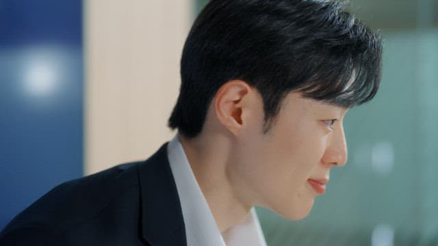 회의실에서 발표하는 남성