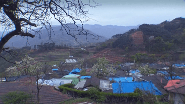 산으로 둘러싸인 시골 마을