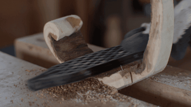 줄로 다듬어지는 나무 조각