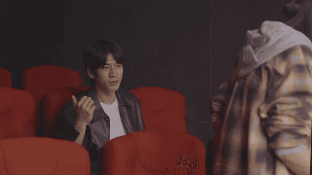 영화관 좌석에서 떨어진 물건을 주워주는 남자