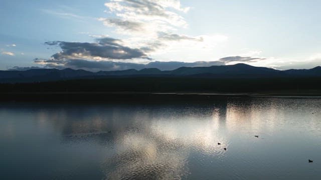 Tranquil lake reflecting the sky and mountains