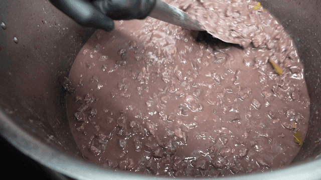Shovel for stirring thick stew