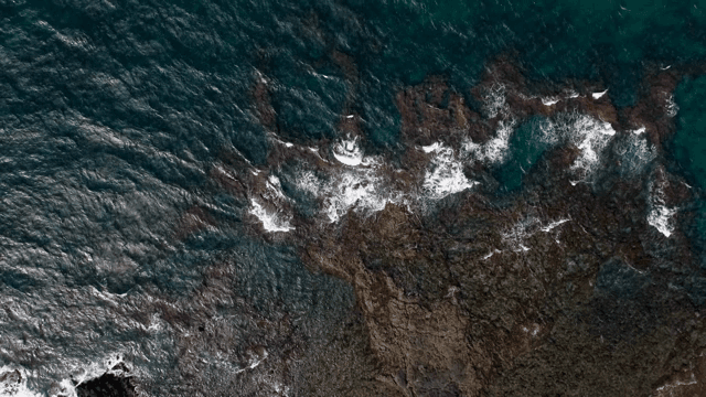 파도가 바위 해안에 부딪히는 모습