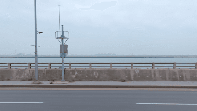 오토바이가 지나가는 해안 도로