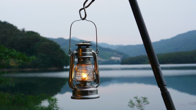 저녁의 고요한 호숫가를 밝히는 랜턴