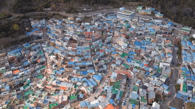 다채로운 언덕 마을과 밀집한 주택