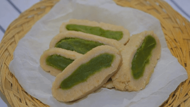 Korean rice cake with pea filling