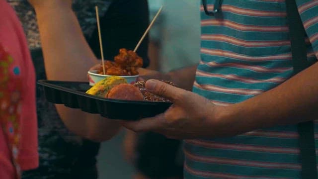 길거리 음식을 잔뜩 손에 든 사람들