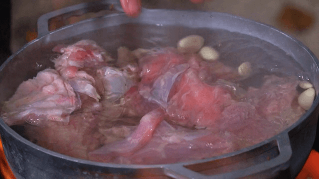냄비에서 끓고 있는 고기와 마늘