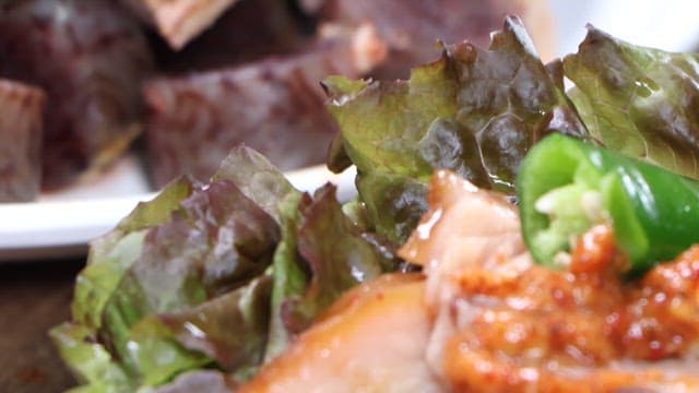 새우젓을 찍어 상추에 올린 족발 한 점