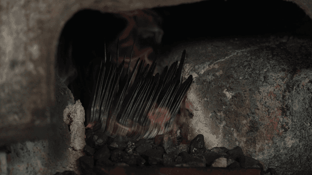 화로에서 가열되는 금속 조각들