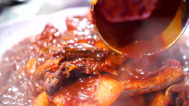 양념을 붓는 매운 생선 조림