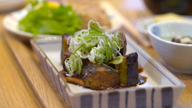 먹음직스러운 반찬이 정갈히 차려진 밥 한 상