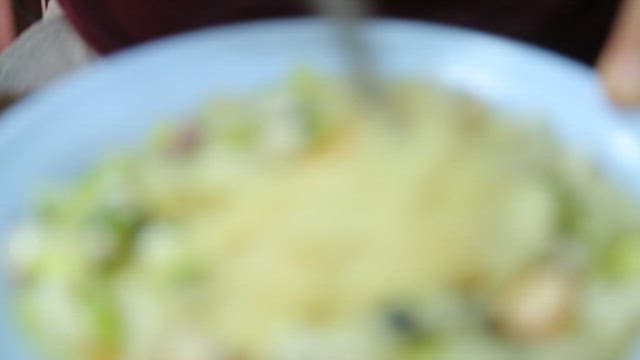 해산물과 채소가 들어간 물짜장면을 젓가락으로 섞는 모습