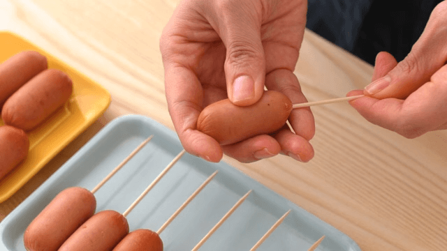 이쑤시개에 소시지를 꽂는 장면