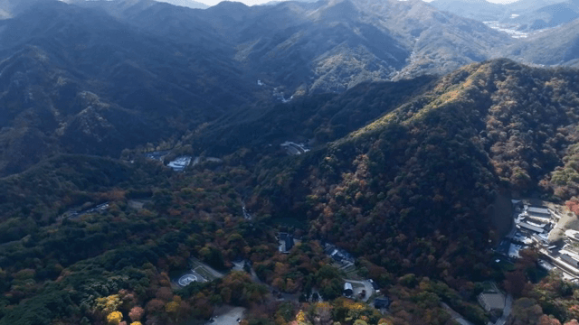 가을 단풍이 든 광활한 산 풍경