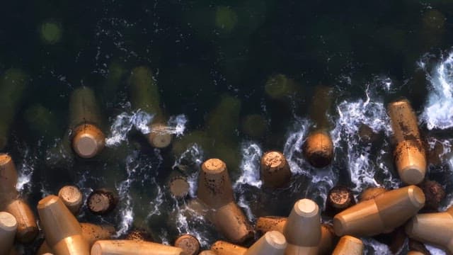 콘크리트 방파제에 부딪히는 파도