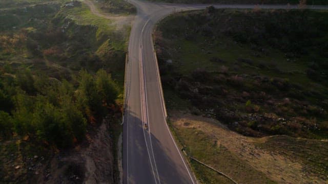 굽이진 도로 끝 초원에서 이륙 준비를 하는 열기구