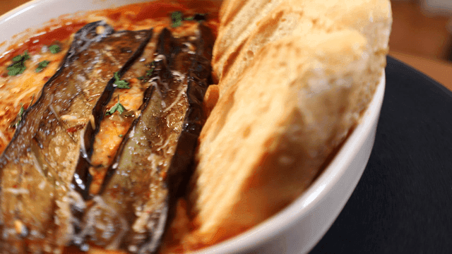 Grilled eggplant gambas with tomato sauce and bread