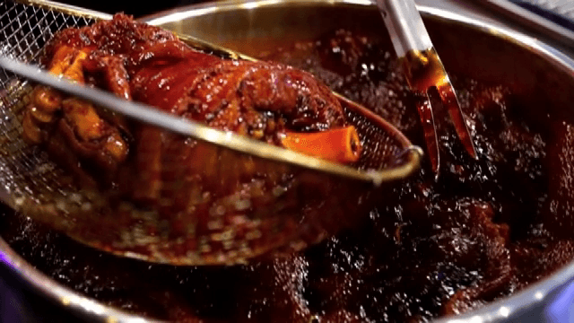 진한 소스에 조리되는 족발