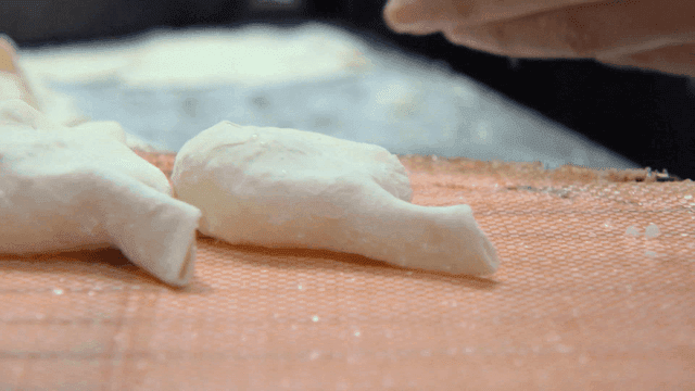 빠르게 접혀 정렬되는 만두 반죽들