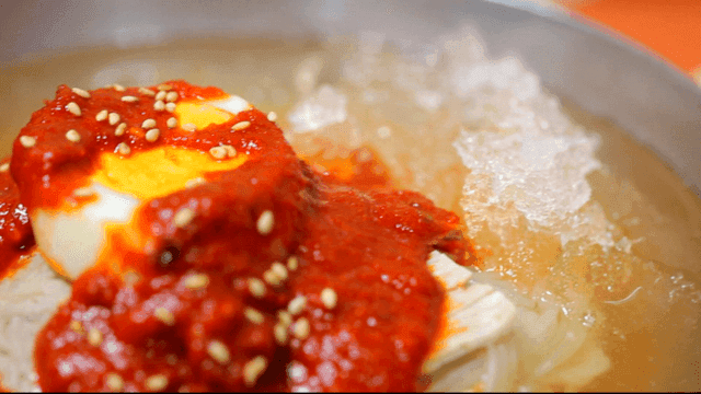 매운 소스를 곁들인 냉면