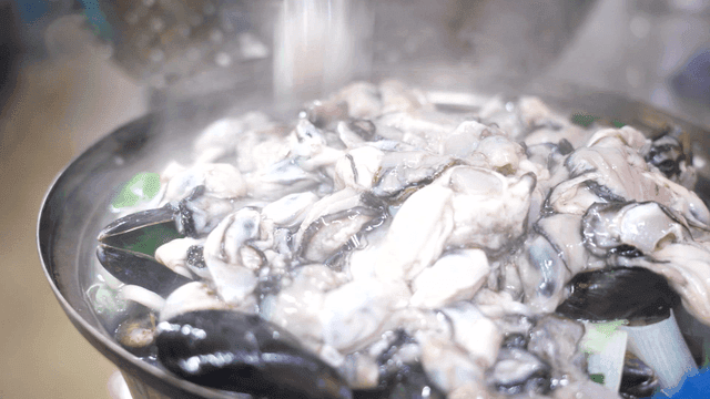 Boiling Seafood Oyster Kalguksu