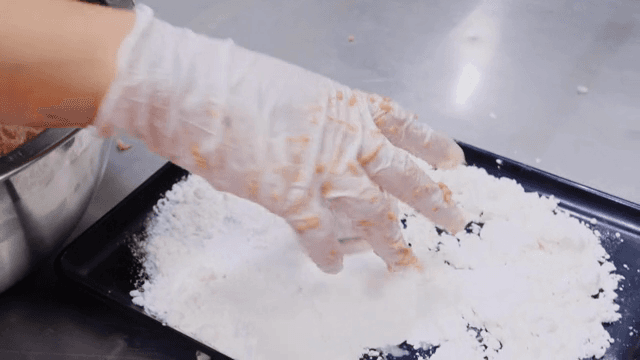 전분을 묻히는 미트볼 반죽